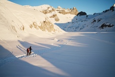 Eintauchen in die Winterwelt - die Tschingelhörner stets im Blick.